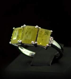 Серебряное кольцо 925 пробы 3,73 гр. с норвежским Сфеном класса АААА и топазами из США 4,26 карат Серебряное кольцо 925 пробы 3,73 гр. с норвежским Сфеном класса АААА и топазами из США 4,26 карат