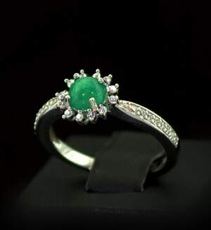 Серебряное кольцо 925 пробы 2,68 гр. с зеленым эфиопским Опалом класса АААА и топазами из США 1,05 карат Серебряное кольцо 925 пробы 2,68 гр. с зеленым эфиопским Опалом класса АААА и топазами из США 1,05 карат