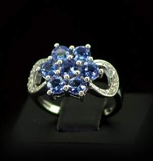 Серебряное кольцо 925 пробы 3,8 гр. с Танзанитами класса АААА и топазами из США 1,69 карат Серебряное кольцо 925 пробы 3,8 гр. с Танзанитами класса АААА и топазами из США 1,69 карат