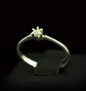 Серебряное кольцо 925 пробы 1,2 г с Діамантом Кр 57 0,08 карат Серебряное кольцо 925 пробы 1,2 г с Діамантом Кр 57 0,08 карат