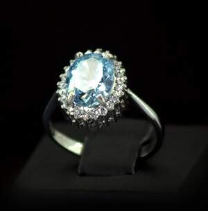 Серебряное кольцо 925 пробы 3,47 г с голубым та белыми фианитами 4,85 карат Серебряное кольцо 925 пробы 3,47 г с голубым та белыми фианитами 4,85 карат