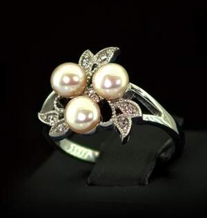 Серебряное кольцо 925 пробы 3,65 г с персиковими Перлинами и фианитами 2,55 карат Серебряное кольцо 925 пробы 3,65 г с персиковими Перлинами и фианитами 2,55 карат