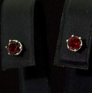 Серебряные серьги 925 пробы 1,6 г с мозамбикскими Гранатами 0,72 карат Серебряные серьги 925 пробы 1,6 г с мозамбикскими Гранатами 0,72 карат