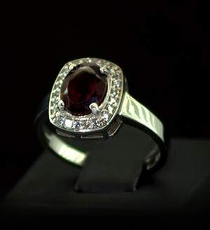 Серебряное кольцо 925 пробы 3,47 г с чеським Гранатом и фианитами 3,35 карат Серебряное кольцо 925 пробы 3,47 г с чеським Гранатом и фианитами 3,35 карат