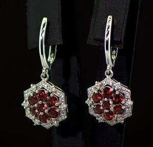 Срібні сережки 925 проби 4,98 г з Гранатами та фііанітами 2,99 карат Срібні сережки 925 проби 4,98 г з Гранатами та фііанітами 2,99 карат