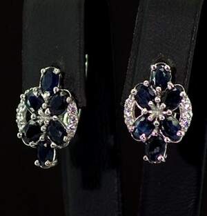 Срібні сережки 925 проби 3,21 г з шрі-ланційськими сапфірами та фіанітами 3,68 карат Срібні сережки 925 проби 3,21 г з шрі-ланційськими сапфірами та фіанітами 3,68 карат
