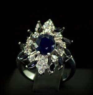 Срібна каблучка 925 проби 6,08 г зі шрі-ланкійськими Сапфірами класу АААА та фіанітами 4,37 карат Срібна каблучка 925 проби 6,08 г зі шрі-ланкійськими Сапфірами класу АААА та фіанітами 4,37 карат