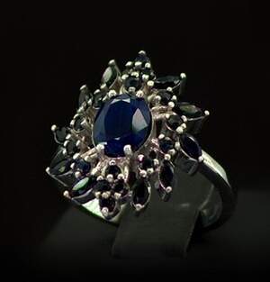 Срібна каблучка 925 проби 6,48 г зі шрі-ланкійськими Сапфірами класу АААА 4,17 карат Срібна каблучка 925 проби 6,48 г зі шрі-ланкійськими Сапфірами класу АААА 4,17 карат