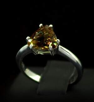 Срібна каблучка 925 проби 3,35 г з турецьким Султанітом 2,5 карат Срібна каблучка 925 проби 3,35 г з турецьким Султанітом 2,5 карат