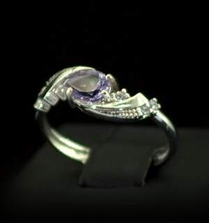 Срібна каблучка 925 проби 1,7 г з бразильським Аметистом та фіанітами 0,83 карат Срібна каблучка 925 проби 1,7 г з бразильським Аметистом та фіанітами 0,83 карат