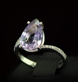 Срібна каблучка 925 проби 3,49 г з бразильським Аметистом та фіанітами 5,65 карат Срібна каблучка 925 проби 3,49 г з бразильським Аметистом та фіанітами 5,65 карат