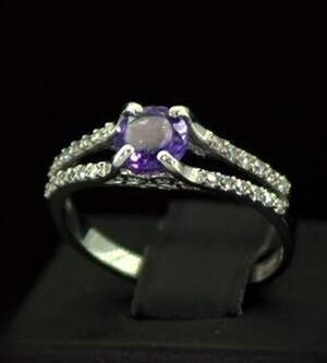 Срібна каблучка 925 проби 2,21 г з бразильським Аметистом та фіанітами 1,24 карат Срібна каблучка 925 проби 2,21 г з бразильським Аметистом та фіанітами 1,24 карат