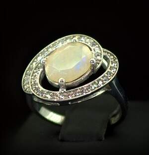 Срібна каблучка 925 проби 4,01 г з ефіопськими Опалом класу АААА та фіанітами 1,95 карат Срібна каблучка 925 проби 4,01 г з ефіопськими Опалом класу АААА та фіанітами 1,95 карат