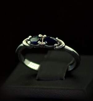 Срібна каблучка 925 проби 1,82 г зі шрі-ланкійськими Сапфірами класу AAAA 0,52 карат Срібна каблучка 925 проби 1,82 г зі шрі-ланкійськими Сапфірами класу AAAA 0,52 карат