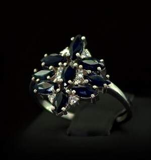 Срібна каблучка 925 проби 3,47 г зі шрі-ланкійськими Сапфірами класу AAAA та фіанітами 3,04 карат Срібна каблучка 925 проби 3,47 г зі шрі-ланкійськими Сапфірами класу AAAA та фіанітами 3,04 карат