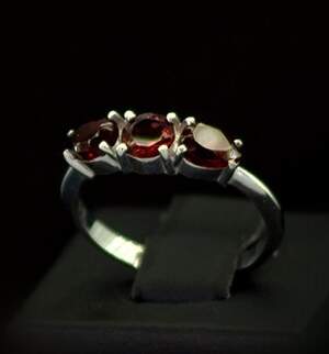 Срібна каблучка 925 проби 2,45 г з Гранатами 1,55 карат Срібна каблучка 925 проби 2,45 г з Гранатами 1,55 карат