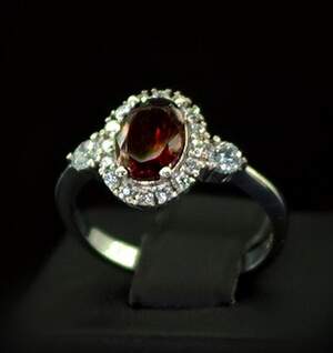 Срібна каблучка 925 проби 2,75 г з Гранатом та фіанітами 2,22 карат Срібна каблучка 925 проби 2,75 г з Гранатом та фіанітами 2,22 карат