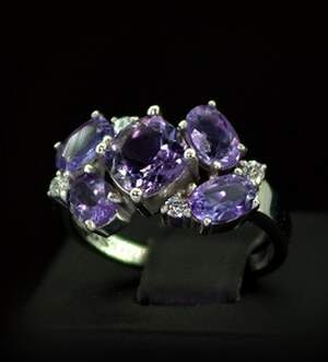Срібна каблучка 925 проби 3,89 г з бразильськими Аметистами та фіанітами 3,66 карат Срібна каблучка 925 проби 3,89 г з бразильськими Аметистами та фіанітами 3,66 карат