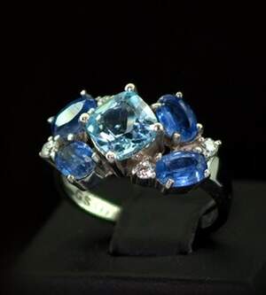 Срібна каблучка 925 проби 4,17 г з Топазом, кіанітами та фіанітами 4,58 карат Срібна каблучка 925 проби 4,17 г з Топазом, кіанітами та фіанітами 4,58 карат