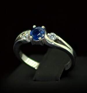 Срібна каблучка 925 проби 2,75 г з Кіанітом та фіанітами 0,84 карат Срібна каблучка 925 проби 2,75 г з Кіанітом та фіанітами 0,84 карат