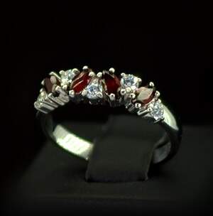 Срібна каблучка 925 проби 3,08 г з Гранатами та фіанітами 1,18 карат