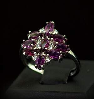 Срібна каблучка 925 проби 3,36 г з Родолітами та фіанітами 3,13 карат Срібна каблучка 925 проби 3,36 г з Родолітами та фіанітами 3,13 карат