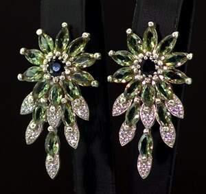 Срібні сережки 925 проби 9,34 г з зі шрі-ланкійськими Сапфірами класу АААА., турецькими султанітами класу АААА та фіаніт. 7,89 карат Срібні сережки 925 проби 9,34 г з зі шрі-ланкійськими Сапфірами класу АААА., турецькими султанітами класу АААА та фіаніт. 7,89 карат