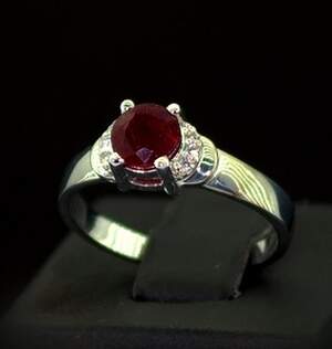 Срібна каблучка 925 проби 2,99 г з Рубіном АААА та фіанітами 1,32 карат Срібна каблучка 925 проби 2,99 г з Рубіном АААА та фіанітами 1,32 карат