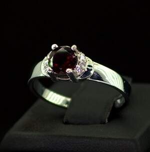 Срібна каблучка 925 проби 2,95 г з Родолітом та фіанітами 1,19 карат Срібна каблучка 925 проби 2,95 г з Родолітом та фіанітами 1,19 карат