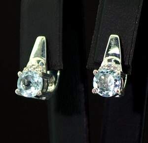 Срібіні сережки 925 проби 4,3 з блакитними Топазами та фіанітами 1,96 карат Срібіні сережки 925 проби 4,3 з блакитними Топазами та фіанітами 1,96 карат