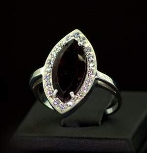 Срібна каблучка 925 проби 4,08 г з Гранатом та фіанітами 4,72 карат Срібна каблучка 925 проби 4,08 г з Гранатом та фіанітами 4,72 карат