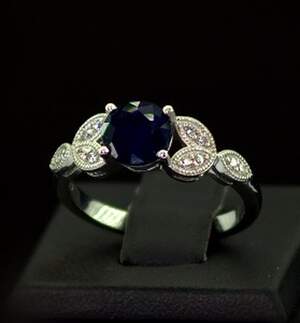 Срібна каблучка 925 проби 3,68 г з шрі-ланкійським Сапфіром та фіанітами 1,83 карат Срібна каблучка 925 проби 3,68 г з шрі-ланкійським Сапфіром та фіанітами 1,83 карат