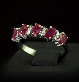 Срібна каблучка 925 проби 2,16 г з таїландськими Рубінами та фіанітами 1,7 карат Срібна каблучка 925 проби 2,16 г з таїландськими Рубінами та фіанітами 1,7 карат