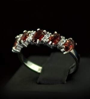 Срібна каблучка 925 проби 2,23 г з чеськими Гранатами та фіанітами 1,6 карат Срібна каблучка 925 проби 2,23 г з чеськими Гранатами та фіанітами 1,6 карат