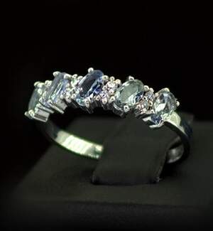 Срібна каблучка 925 проби 2,21 г з Танзанітами класу АААА та фіанітами 1,5 карат Срібна каблучка 925 проби 2,21 г з Танзанітами класу АААА та фіанітами 1,5 карат