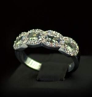 Срібна каблучка 925 проби 3,78 г з Танзанітами Ман'яра та фіанітами 1,7 карат Срібна каблучка 925 проби 3,78 г з Танзанітами Ман'яра та фіанітами 1,7 карат