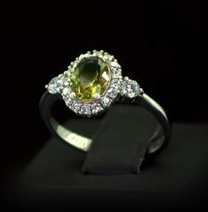 Срібна каблучка 925 проби 2,84 г з турецьким Султанітом класу AAAA та фіанітами 2,05 карат
