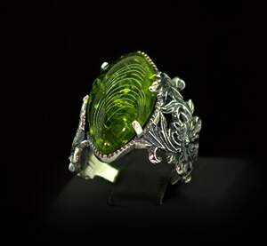 Срібна каблучка 925 проби 5,4 г з зеленим Бурштином 3,75 карат