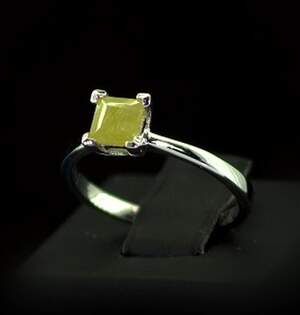 Срібна каблучка 925 проби 2,44 г з норвезьким Сфеном класу АААА 0,87 карат