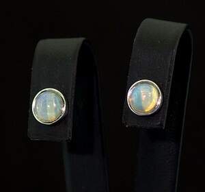 Срібні сережки 925 проби 1,26 г білими Опалами 0,79 карат Срібні сережки 925 проби 1,26 г білими Опалами 0,79 карат