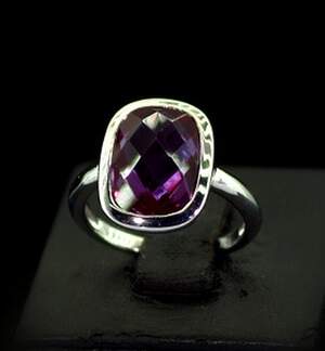 Срібна каблучка 925 проби 4,3 г з індійським Олександритом 7,4 карат Срібна каблучка 925 проби 4,3 г з індійським Олександритом 7,4 карат