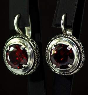 Срібні сережки 925 проби 15,53 г з гідротермальними Гранатами 9 карат Срібні сережки 925 проби 15,53 г з гідротермальними Гранатами 9 карат