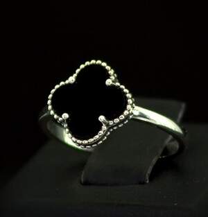 Срібна каблучка 925 проби 2,21 г з Оніксом 1,5 карат Срібна каблучка 925 проби 2,21 г з Оніксом 1,5 карат