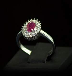 Срібна каблучка 925 проби 2,75 г з Рубіном АААА та фіанітами 1,05 карат Срібна каблучка 925 проби 2,75 г з Рубіном АААА та фіанітами 1,05 карат