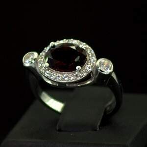 Срібна каблучка 925 проби 3,87 г з Гранатом та фіанітами 3,67 карат Срібна каблучка 925 проби 3,87 г з Гранатом та фіанітами 3,67 карат