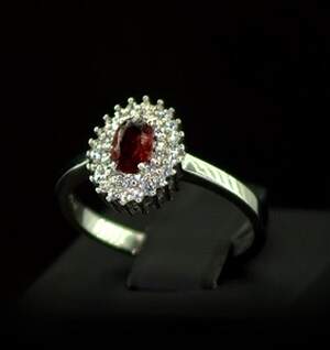 Срібна каблучка 925 проби 2,8 г з Гранатом і фіанітами 0,97 карат Срібна каблучка 925 проби 2,8 г з Гранатом і фіанітами 0,97 карат