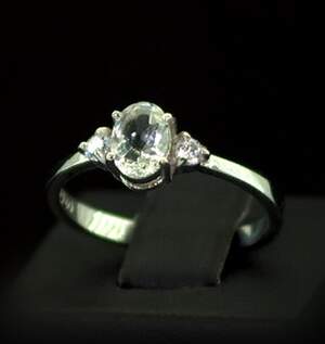 Срібна каблучка 925 проби 2,18 г з зеленим Кварцем та фіанітами 0,93 карат Срібна каблучка 925 проби 2,18 г з зеленим Кварцем та фіанітами 0,93 карат