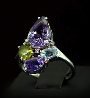 Срібна каблучка 925 проби 4,54 г з Аметистами, перидотом, топазом та фіанітами 4,21 карат Срібна каблучка 925 проби 4,54 г з Аметистами, перидотом, топазом та фіанітами 4,21 карат