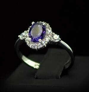 Срібна каблучка 925 проби 2,84 г з африканським Аметистом та фіанітами 1,95 карат Срібна каблучка 925 проби 2,84 г з африканським Аметистом та фіанітами 1,95 карат