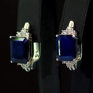 Срібні сережки 925 проби 6,22 г зі шрі-ланкійськими Сапфірами класу АААА та фіанітами 6,5 карат Срібні сережки 925 проби 6,22 г зі шрі-ланкійськими Сапфірами класу АААА та фіанітами 6,5 карат